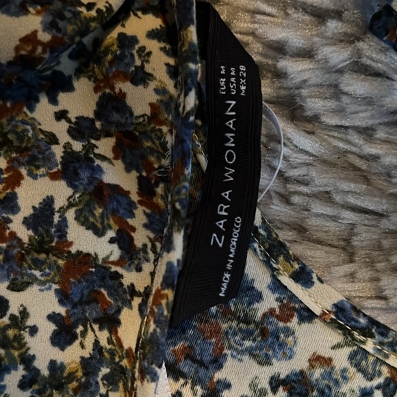 Blouse • Flowers on top 🔝 - Picture 8 of 10